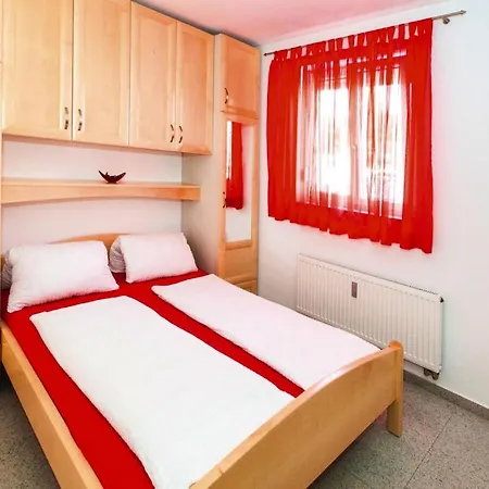 Mara, Apartment